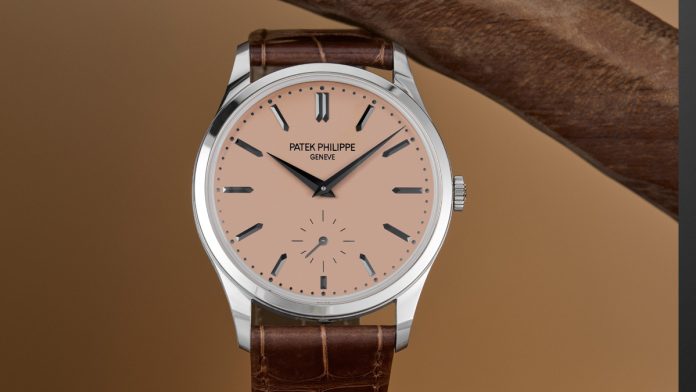 patek Patek Philippe presenta el Calatrava 6196P-001, un reloj de platino con esfera opalina dorada y calibre manual que redefine la elegancia atemporal en alta relojería.