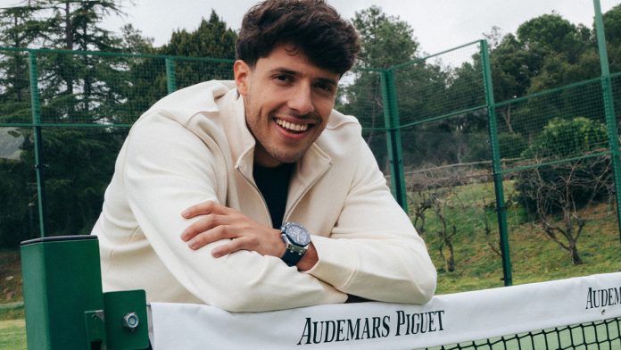 Audemars Piguet anuncia su entrada en el mundo del pádel mediante una alianza global con Premier Padel y una colaboración con Agustín Tapia, actual referente mundial de este deporte.