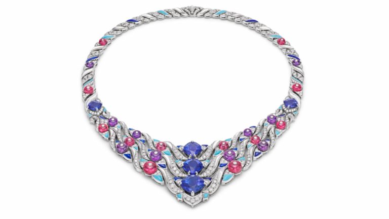 Nieves Álvarez y Milena Smit brillaron en la première de Amarga Navidad durante el Festival de Cannes luciendo exclusivas creaciones de Alta Joyería de Bvlgari.