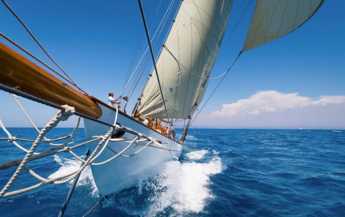 Panerai conmemora el 90 aniversario del legendario velero Eilean con su regreso al circuito internacional de regatas clásicas y destaca el Radiomir Bronzo PAM00760 como homenaje a su herencia naval.